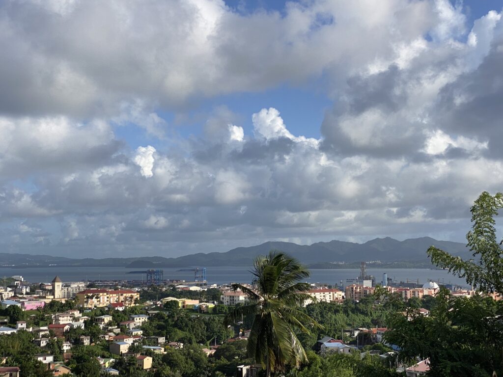 Le 31/10/2023 Vue sur Fort de France et la baie des Flamands