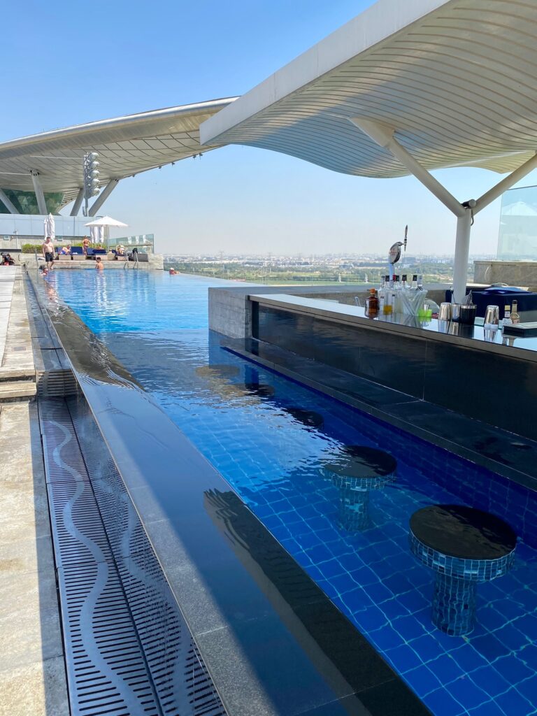 Meydan hotel piscine et bar